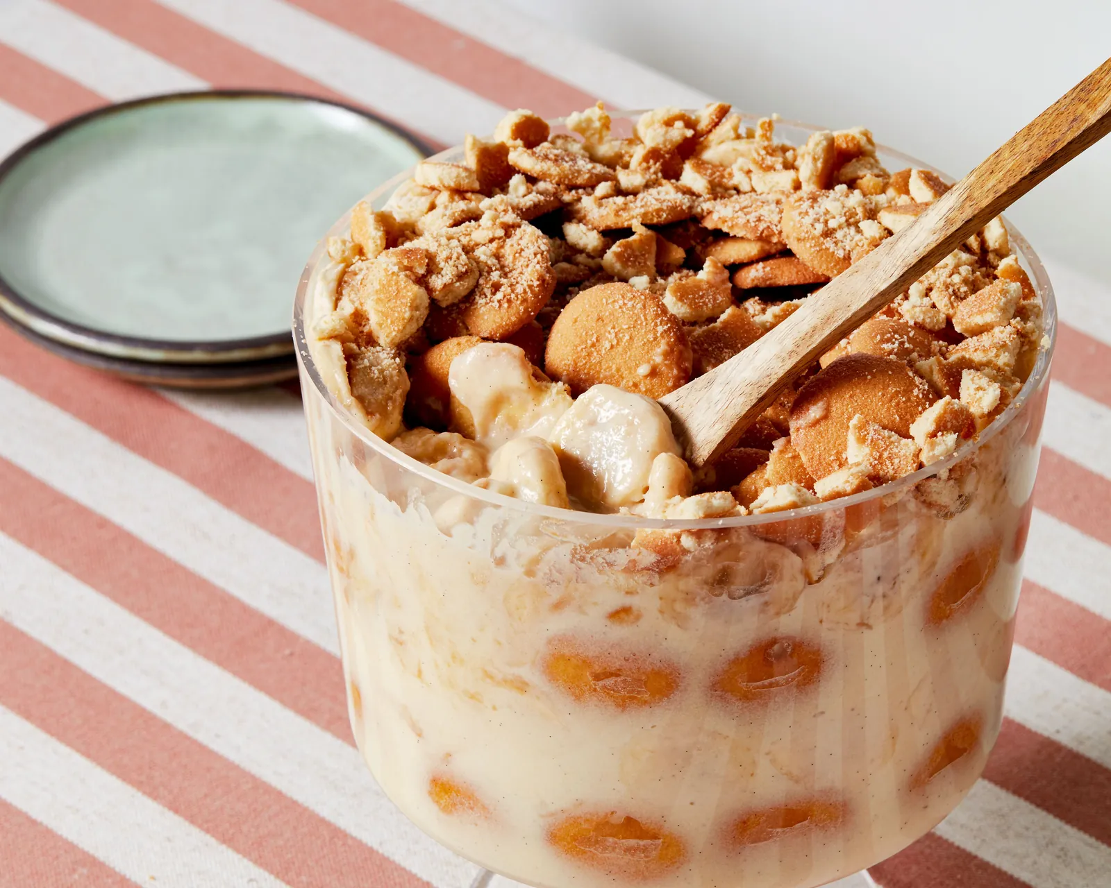 Banana Pudding im Glas mit Bananen und Vanillekeksen