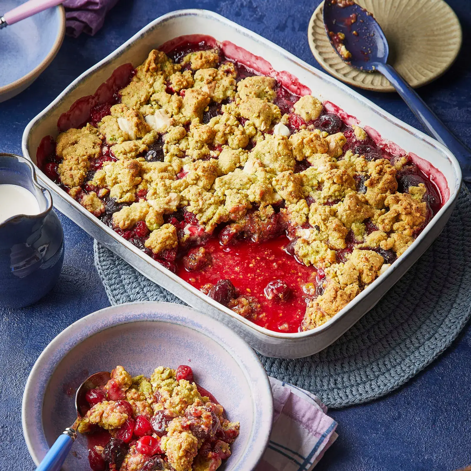 Kirsch-Crumble mit ganzen Kirschen und rotem Saft