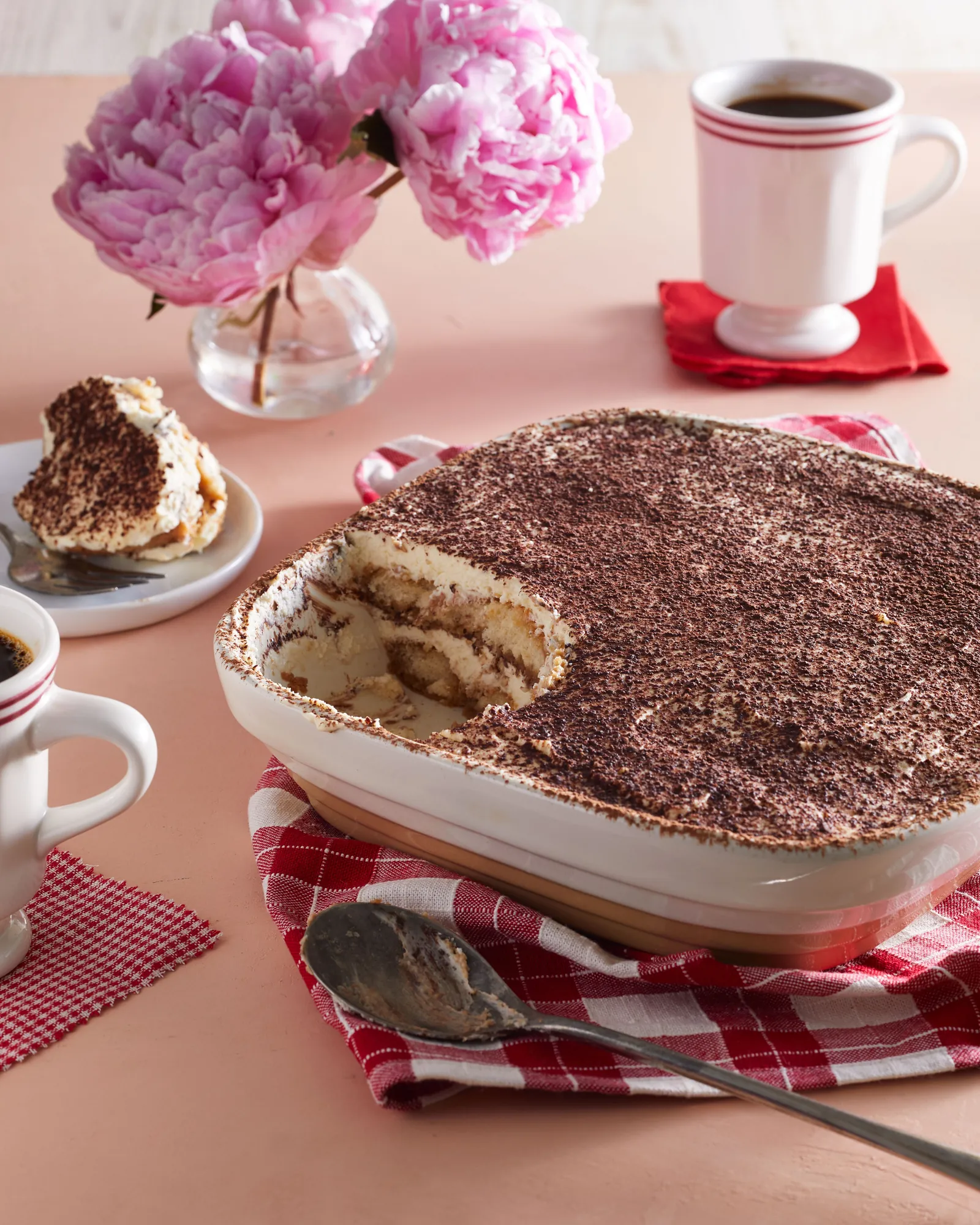 Tiramisu mit Kakao, ein Stück ist herausgenommen